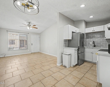 3646 N 69th Avenue - Photo Thumbnail 7
