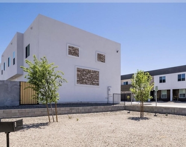 6631 S 7th Street - Photo Thumbnail 1