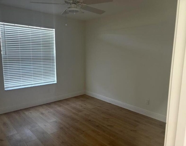 1112 Keystone Drive - Photo Thumbnail 6