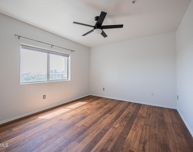 920 E Devonshire Avenue - Photo Thumbnail 7