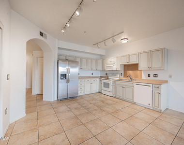 920 E Devonshire Avenue - Photo Thumbnail 5