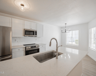 2910 W Marconi Avenue - Photo Thumbnail 6