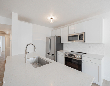 2910 W Marconi Avenue - Photo Thumbnail 10