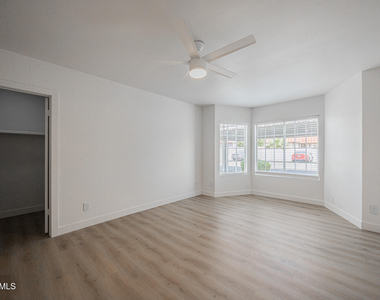 2910 W Marconi Avenue - Photo Thumbnail 12
