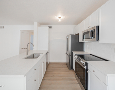 2910 W Marconi Avenue - Photo Thumbnail 9