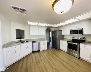1524 W Mission Drive - Photo Thumbnail 4
