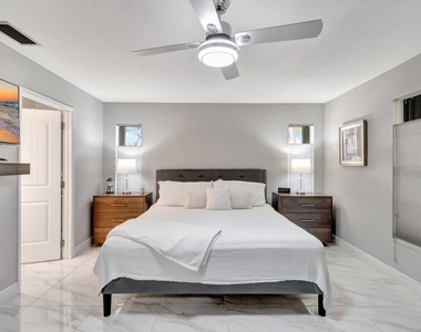 10927 Dolphin Palm Court - Photo Thumbnail 13