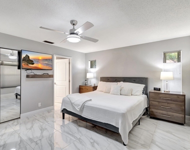 10927 Dolphin Palm Court - Photo Thumbnail 14
