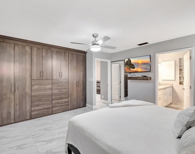 10927 Dolphin Palm Court - Photo Thumbnail 15