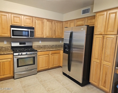 16833 W Bradford Way - Photo Thumbnail 7