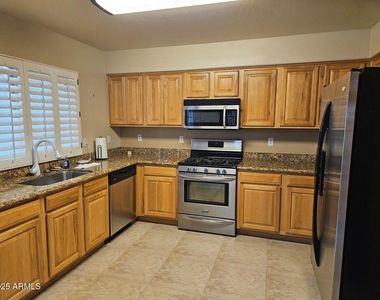 16833 W Bradford Way - Photo Thumbnail 8