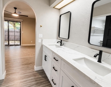 819 N College Avenue - Photo Thumbnail 7
