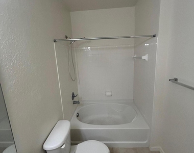 272 Se Kitching Circle - Photo Thumbnail 7