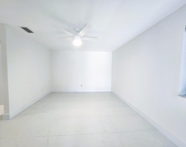 30 Pelican Pointe Drive - Photo Thumbnail 8