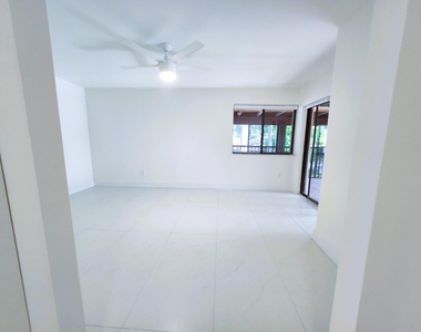 30 Pelican Pointe Drive - Photo Thumbnail 7
