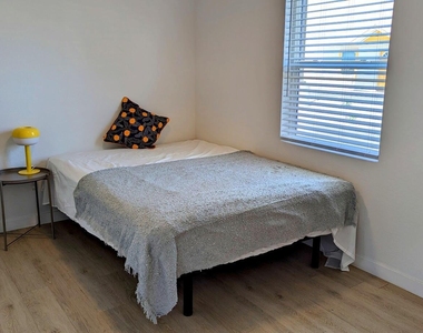 1620 E Apache Boulevard - Photo Thumbnail 4