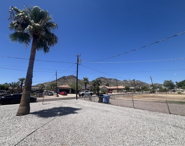 10017 N 7th Place - Photo Thumbnail 2