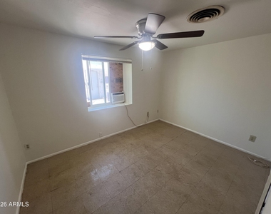 10017 N 7th Place - Photo Thumbnail 8