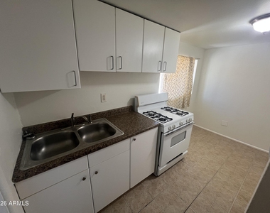 10017 N 7th Place - Photo Thumbnail 10