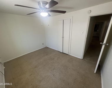 10017 N 7th Place - Photo Thumbnail 9