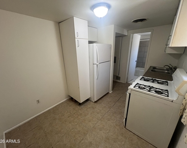 10017 N 7th Place - Photo Thumbnail 11
