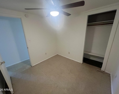 10017 N 7th Place - Photo Thumbnail 7