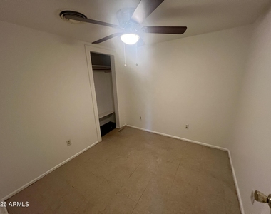 10017 N 7th Place - Photo Thumbnail 6