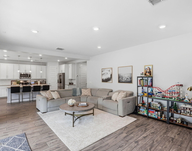 1166 E Weatherby Way - Photo Thumbnail 5