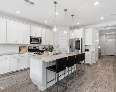 1166 E Weatherby Way - Photo Thumbnail 8