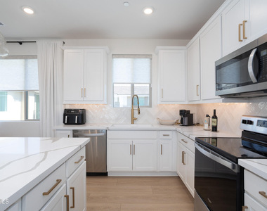 2121 W Sonoran Desert Drive - Photo Thumbnail 9