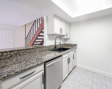 17032 N 16th Drive - Photo Thumbnail 9