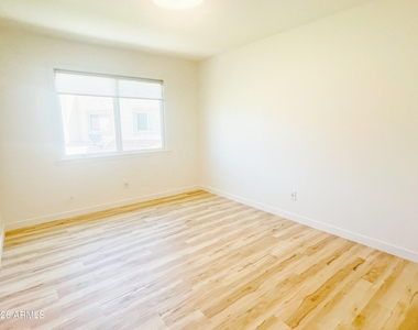 6026 N 79th Street - Photo Thumbnail 9