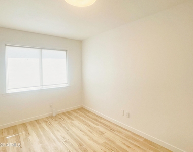 6026 N 79th Street - Photo Thumbnail 12