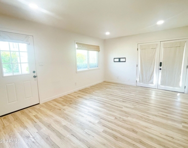 6026 N 79th Street - Photo Thumbnail 3