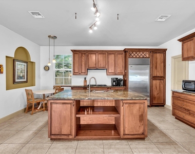 724 Park Place - Photo Thumbnail 8