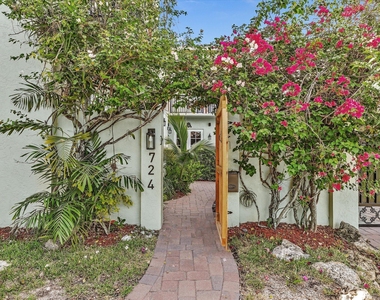 724 Park Place - Photo Thumbnail 3