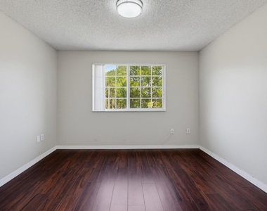 400 Crestwood Court N - Photo Thumbnail 6
