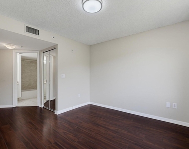 400 Crestwood Court N - Photo Thumbnail 4