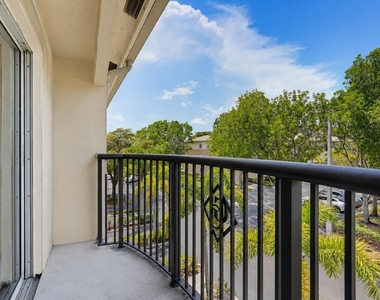 400 Crestwood Court N - Photo Thumbnail 14