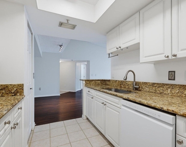 400 Crestwood Court N - Photo Thumbnail 3