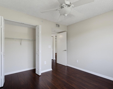 400 Crestwood Court N - Photo Thumbnail 10