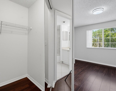 400 Crestwood Court N - Photo Thumbnail 7