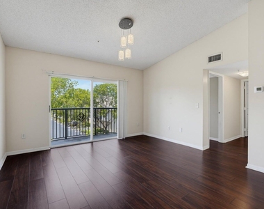 400 Crestwood Court N - Photo Thumbnail 13