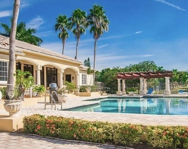 400 Crestwood Court N - Photo Thumbnail 27