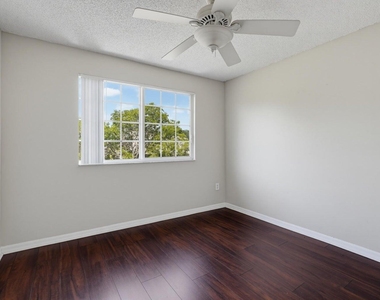 400 Crestwood Court N - Photo Thumbnail 11
