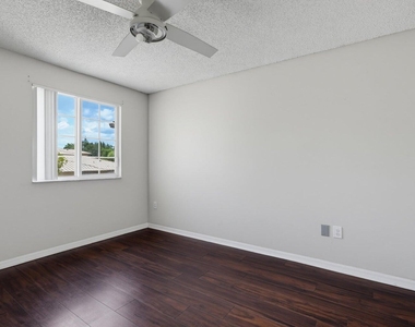 400 Crestwood Court N - Photo Thumbnail 8