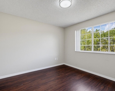 400 Crestwood Court N - Photo Thumbnail 5