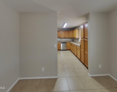5017 W Sierra Vista Drive - Photo Thumbnail 3