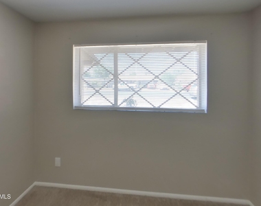 5017 W Sierra Vista Drive - Photo Thumbnail 9