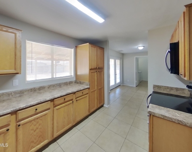 5017 W Sierra Vista Drive - Photo Thumbnail 5
